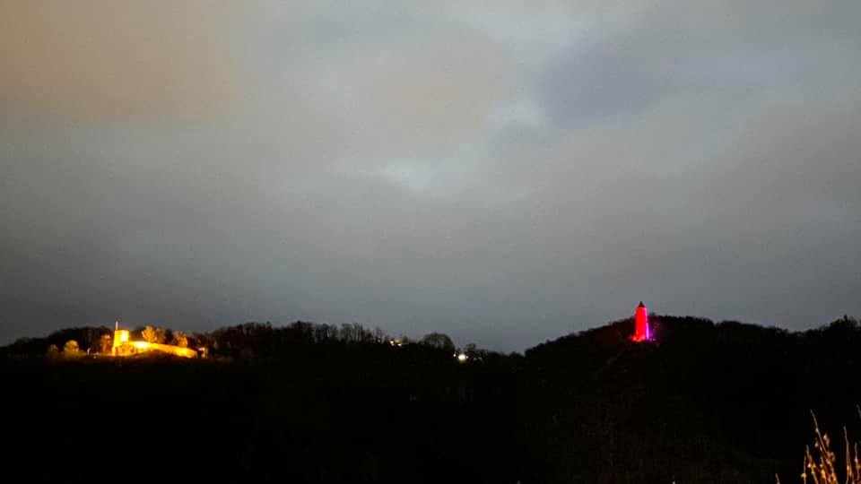 Weithin sichtbar die Beleuchtung der beiden Wahrzeichen von Geislingen an der Steige an Silvester 2020